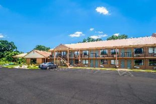 Quality Inn & Suites Corinth West image 9